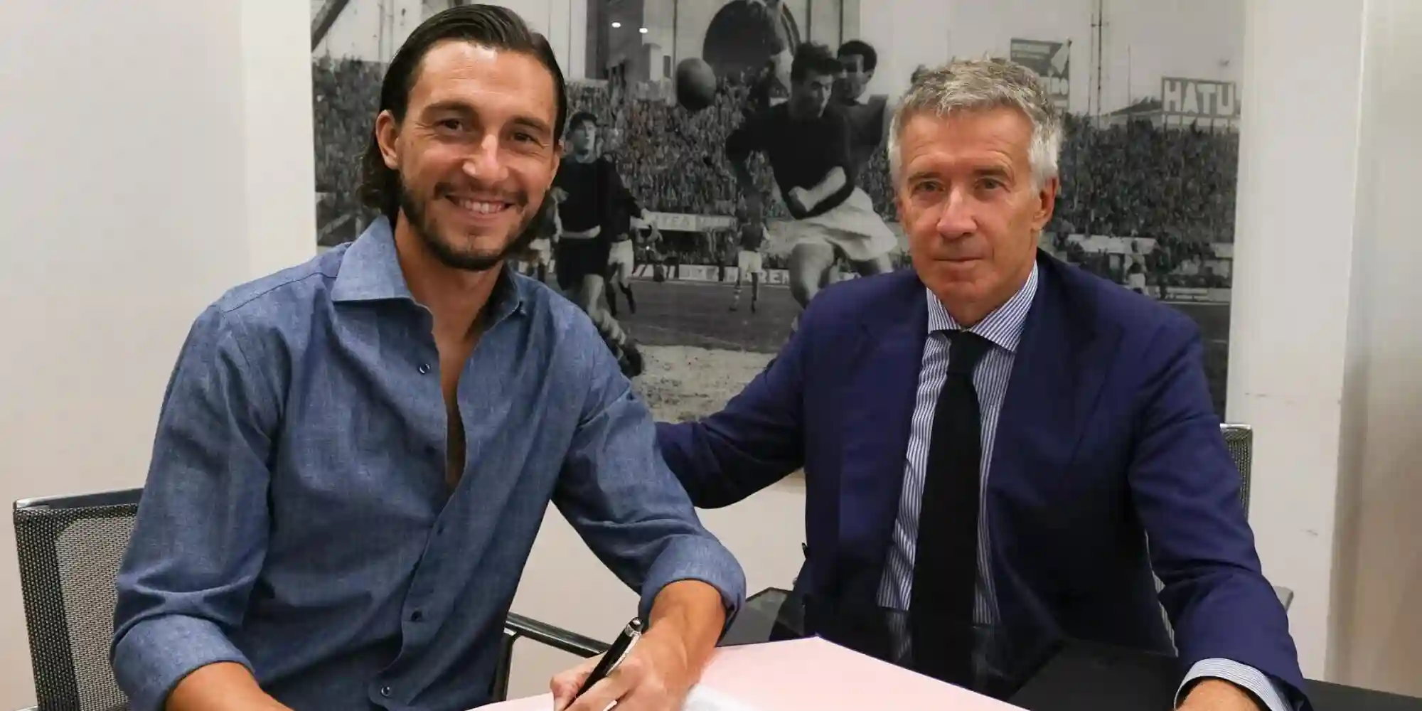 Matteo Darmian signing his Bologna contract