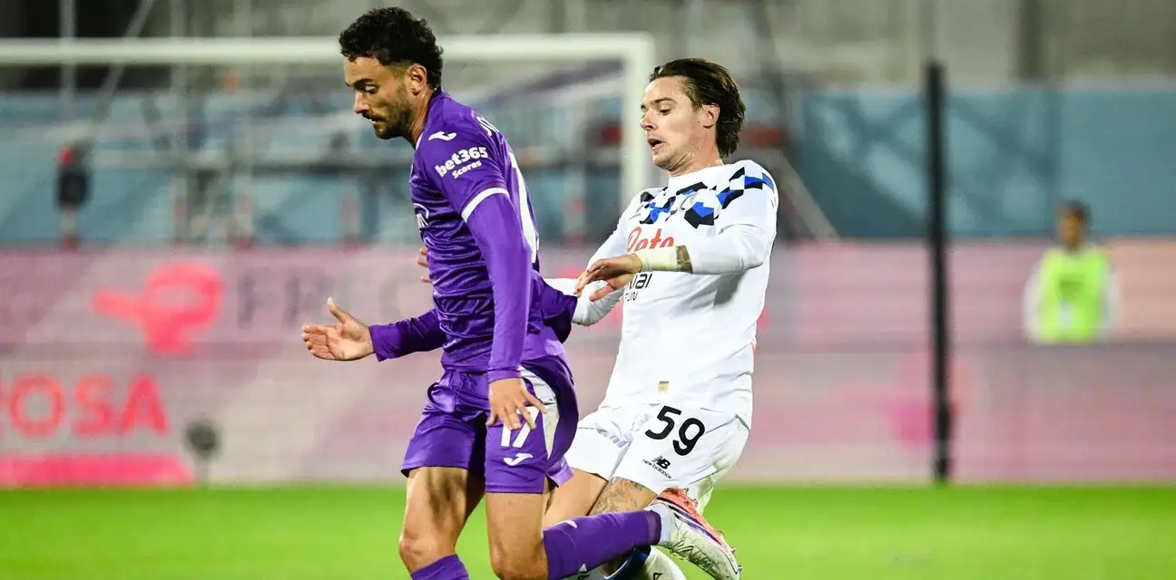 Fiorentina and Atalanta players in a battle for the ball