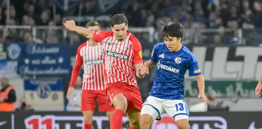 Freiburg and Schalke players contesting the ball