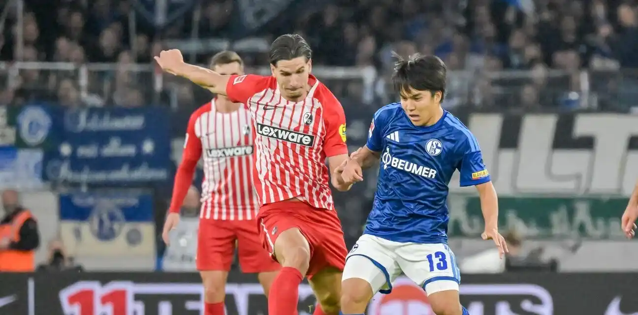 Freiburg and Schalke players contesting the ball