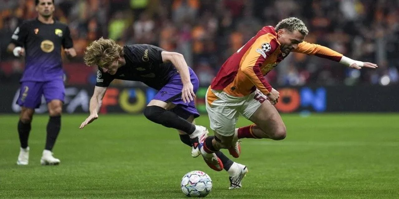 Galatasaray and Barcelona players in a battle for the ball