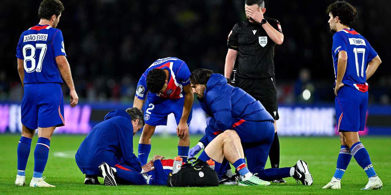PSG players looking at the injured Khvicha Kvaratskhelia