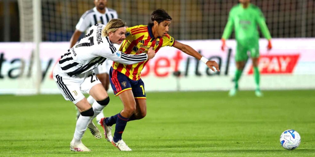 Nick Woltemade trying to stop Lecce player