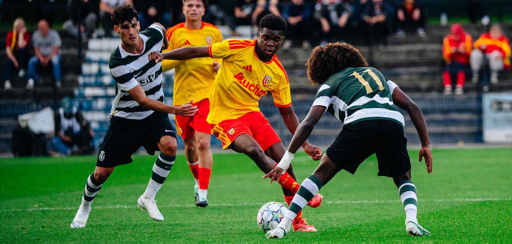Lens and Sporting players in a battle for the ball
