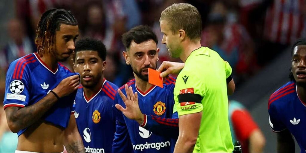 Manchester United players protesting Leny Yoro's sending off