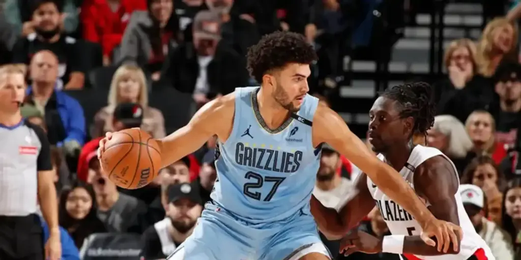 Cameron Boozer guarded by Jrue Holiday