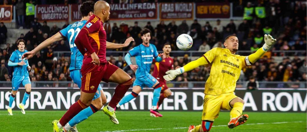 Donyel Mallen lobbing Cagliari's goalkeeper