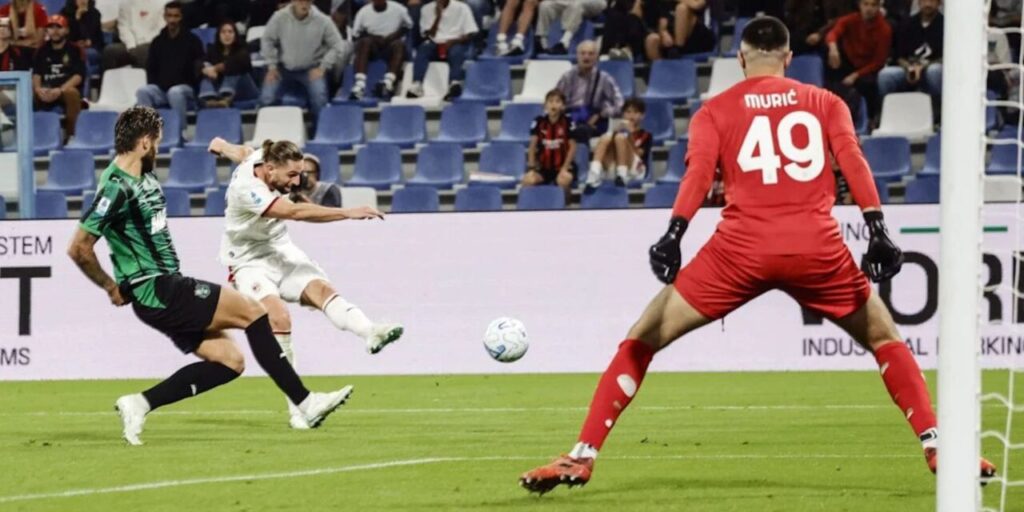 Adrien Rabiot shoots toward Sassuolo's goal
