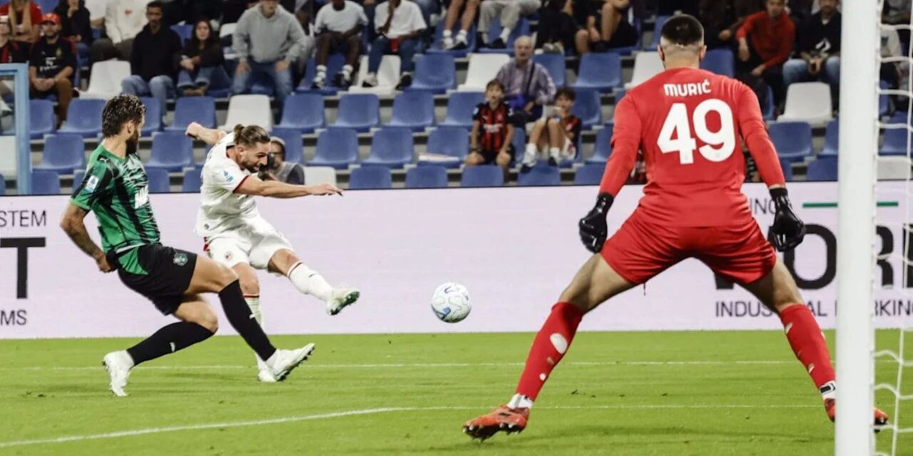 Adrien Rabiot shoots toward Sassuolo's goal