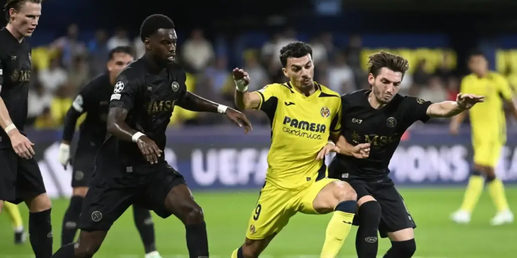 Villarreal and Napoli players in a battle for the ball